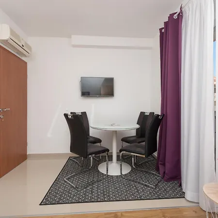 Апартаменти With Parking Space - 25826 Макарська
